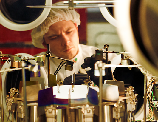 Ein Mitarbeiter von Heliatek bei der Produktion.