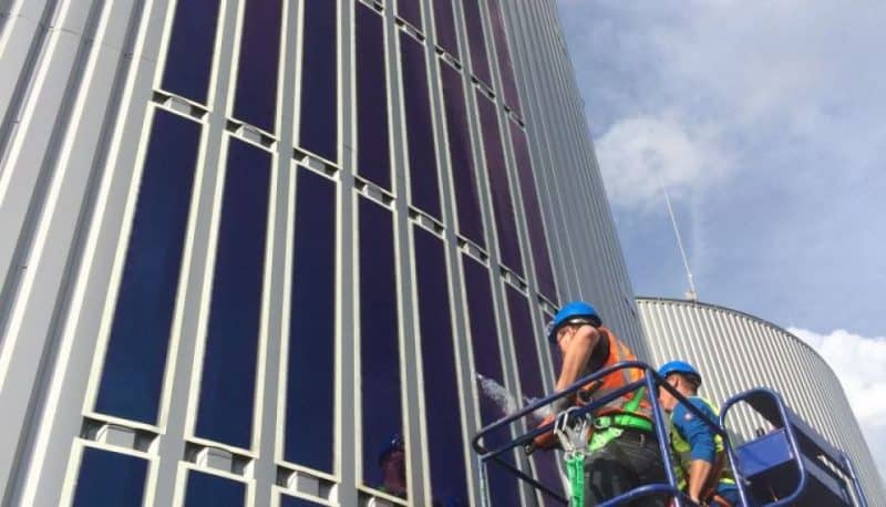 Installation des HeliaFilm® auf der profilierten Stahlfassade des Fermenters