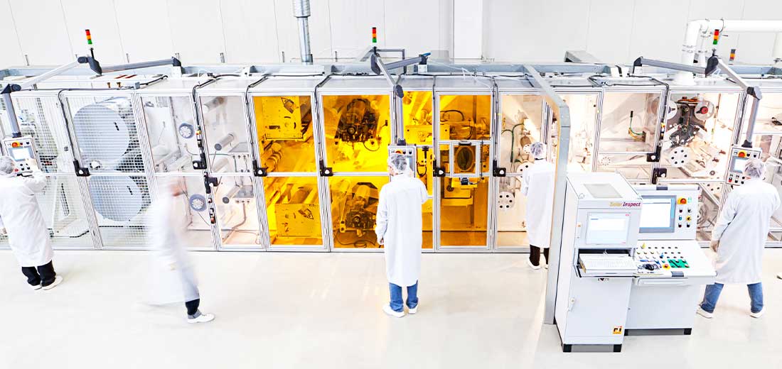 Mitarbeiter im Labor bei der Serienfertigung